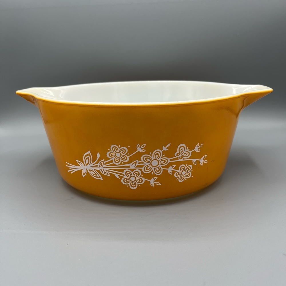 Vintage Pyrex Butterfly Gold 2.5L Casserole Dish